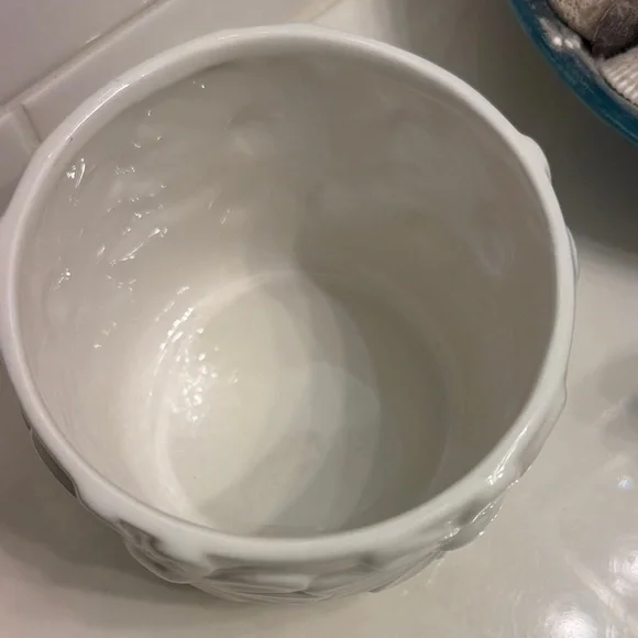 White Ceramic Daisy Embossed Planter/decorative bowl - Picture 2 of 3